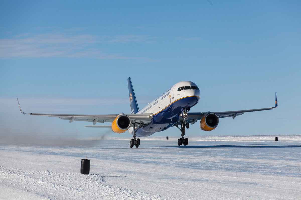 1st Boeing 757 passenger airliner landing on Antarctic blue-ice runway